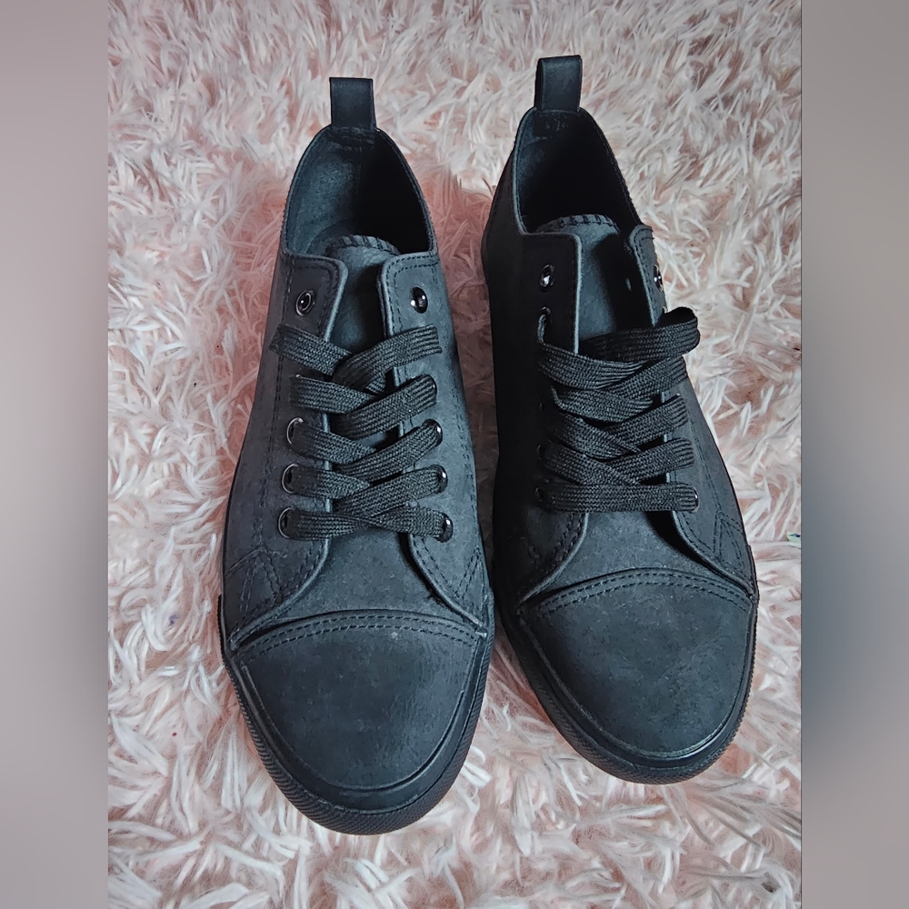 Black Tennis shoes